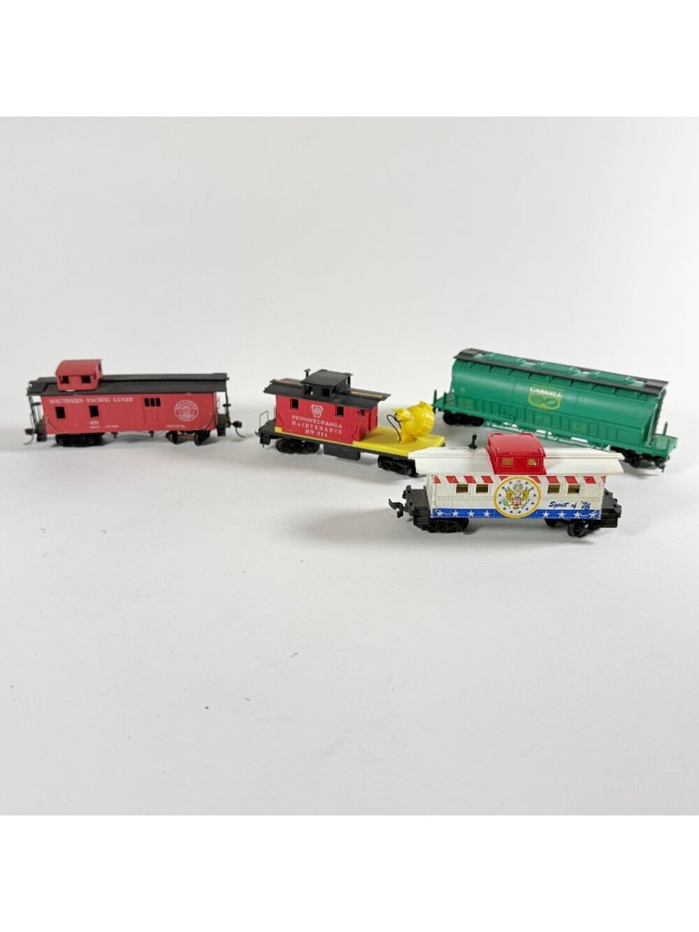 HO Scale Train Lot of 4 Freight Cars Cabooses Southern Pacific Pennsylvania Carg